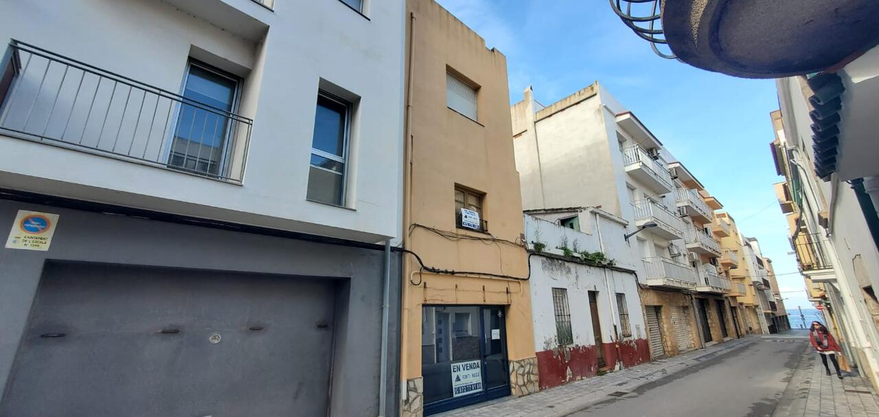 Casa -
                        L&acute;escala -
                        2 dormitoris -
                        0 ocupants